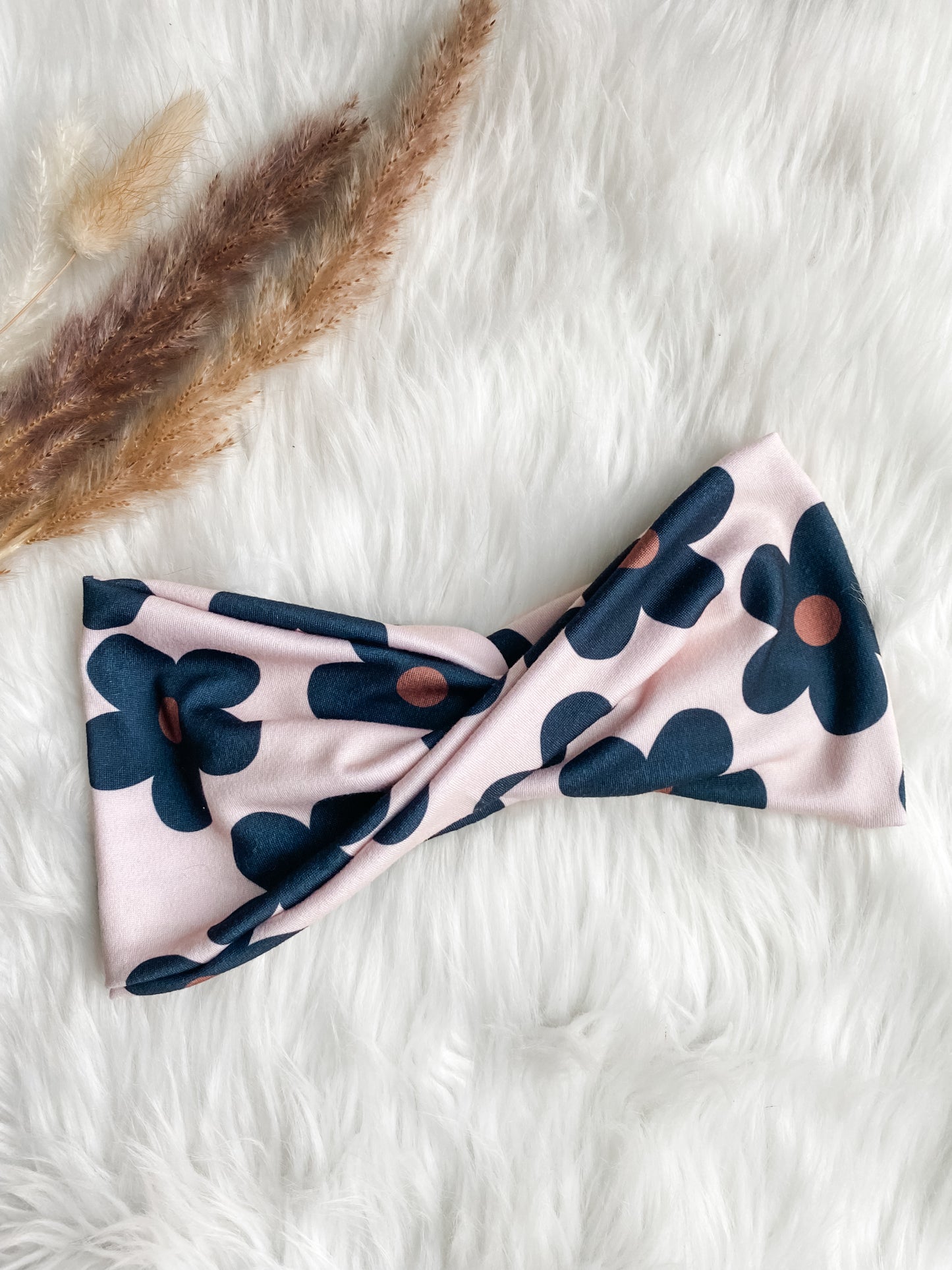 Black Daisy Neutral Flat Twist