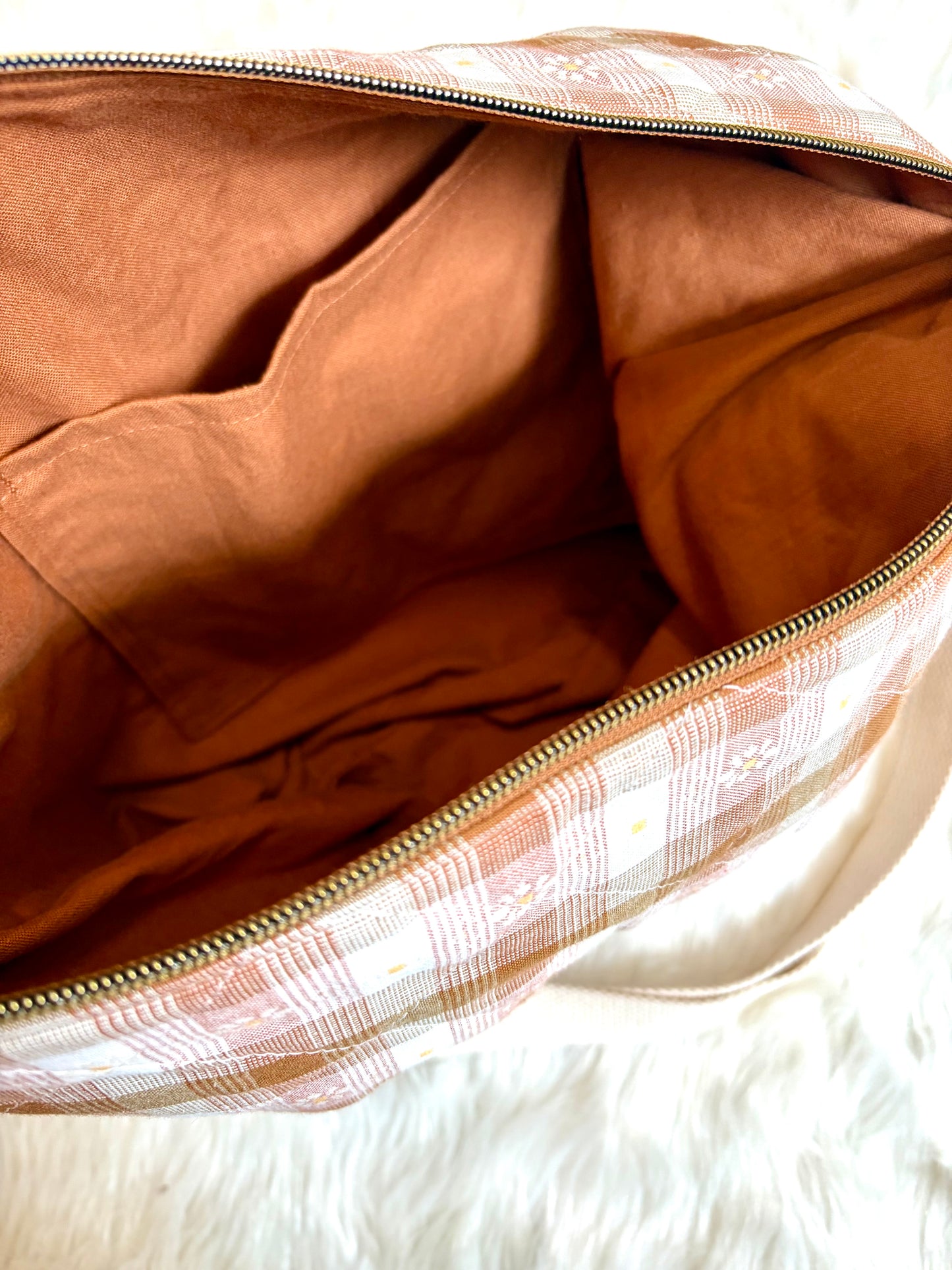 Neutral Daisy Gingham Quilted Slouchy Bag