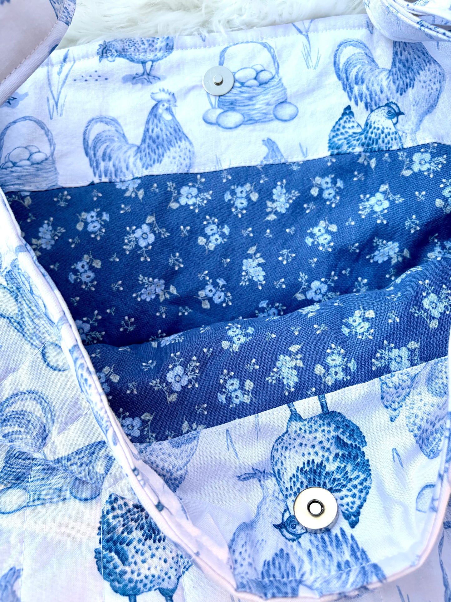 Farmhouse Chicken Quilted Slouchy Tie Bag